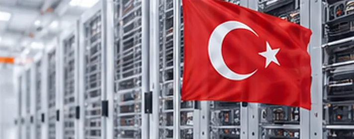Sunucu kabinleri önünde dalgalanan Türk bayrağı